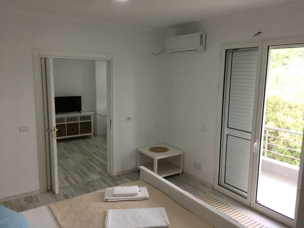 Hotel Stolis Himare Bagian luar foto